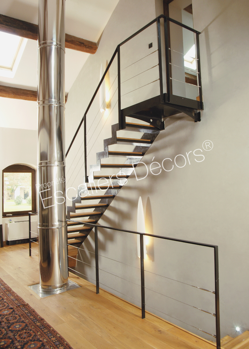 Photo DT46 - ESCA'DROIT® avec Palier d'Arrivée formant escalier 1/4 tournant haut. Escalier design d'intérieur en métal et bois.